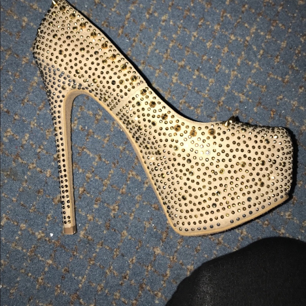 Gold pumps